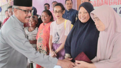 Sekdako Salurkan Beras Gratis di Kelurahan Duriangkang