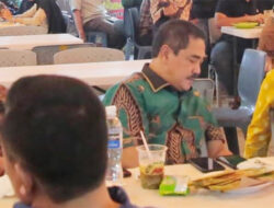 Komjen Agus Nyantai Kuliner Es Cendol dan Otak-otak Goreng