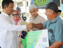 Lindungi Risiko Melaut, Wako Serahkan BPJS Ketenagakeraan Nelayan