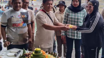 Dapat Potongan Tumpeng, Wagub Kepri dan Ketua KONI Ucapkan Selamat HUT SMSI
