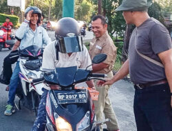 SMSI Kepri Aksi Sosial Bagi-Bagi Takjil di Tanjungpinang
