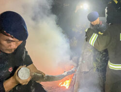 Satbrimob Padamkan Api Karhutla Kawasan Bandara Hang Nadim