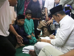 Jadi Khatib Tarawih di Batam, Anak-Anak Berebut Tanda Tangan Ansar