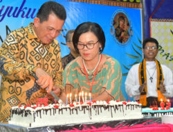Ansar Potong Kue Perayaan Syukur Ekaristi 25 Tahbisan Imamat