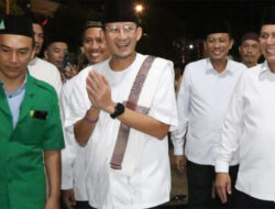 Ansar dan Menparekrat Sandiaga Salat Tarawih Bareng