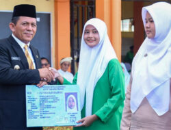 Ansar Serahkan KTP-El kepada Siswa, Satu Data Penuhi Hak Konstitusi
