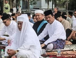 Hujan Tak Surutkan Rudi Salat Idul Fitri