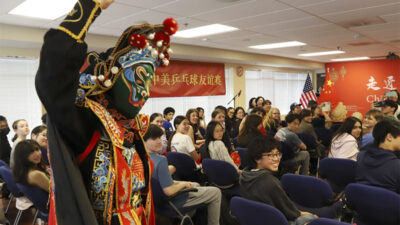 Kelas Bahasa Mandarin yang Luar Biasa untuk Pelajar Amerika