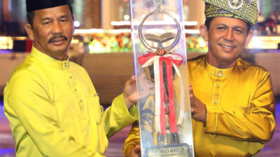 Rudi Serahkan Piala Bergilir MTQH X Provinsi Kepri untuk Diperebutkan