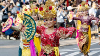 Parade Pesta Kesenian Bali Pikat Wisatawan