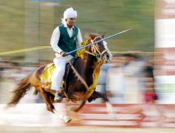 Pakistan Lomba Penunggang Kuda Menusuk Pasak