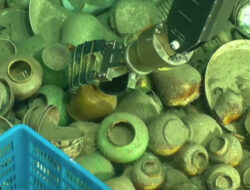 Perselen Kuno Ditemukan Dalam Bangkai Kapal Tenggelam di Laut China Selatan