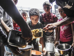 Potret Timur Tengah: Warga Terima Bantuan Makanan di Kamp Jabalia di Gaza
