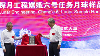 Sampel yang Dikumpulkan Wahana Antariksa China Chang’e-6 dari Bulan Diserahkan ke CAS