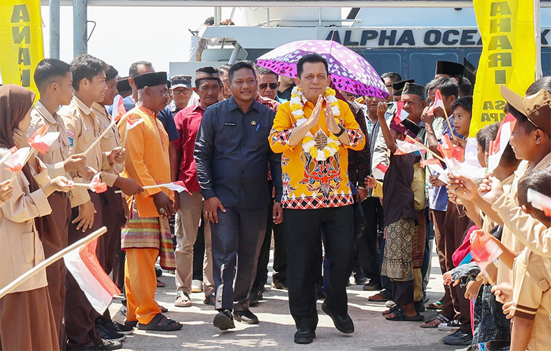 Ansar Serahkan Bantuan Rp837,7 Juta untuk Desa Cempa Lingga