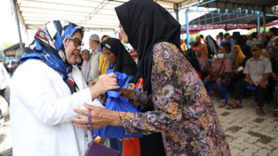 Marlin Bagikan 6.300 Paket Sembako Bersubsidi ke Warga Sagulung