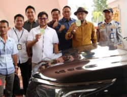 Beri Contoh yang Baik, Pimpinan dan Anggota DPRD Batam Beli Stiker Parkir Tahunan