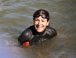 Walikota Paris Berenang di Sungai Seine Buktikan Airnya Bersih untuk Olimpiade