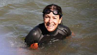 Walikota Paris Berenang di Sungai Seine Buktikan Airnya Bersih untuk Olimpiade