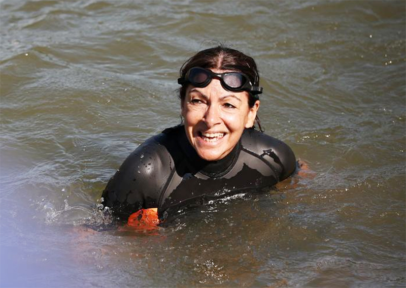 Walikota Paris Berenang di Sungai Seine Buktikan Airnya Bersih untuk Olimpiade