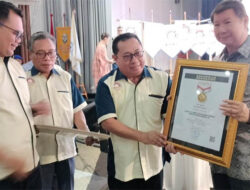 Prabowo Subianto Terima Pin Emas dari SMSI atas Dedikasinya Jaga Demokrasi