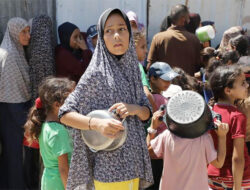 Warga Gaza yang Kelaparan Antre Panjang Dapatkan Bantuan Makanan yang Terbatas