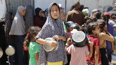 Warga Gaza yang Kelaparan Antre Panjang Dapatkan Bantuan Makanan yang Terbatas