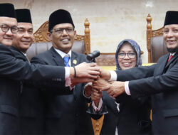 Setelah Disumpah, Pimpinan Sementara DPRD Batam Serahkan Palu Sidang Kepada Pimpinan DPRD Definitif