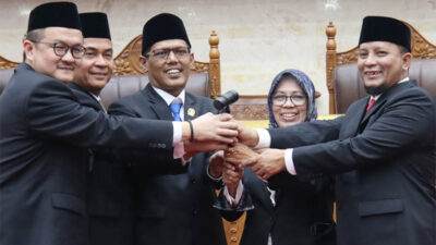 Setelah Disumpah, Pimpinan Sementara DPRD Batam Serahkan Palu Sidang Kepada Pimpinan DPRD Definitif