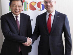 Presiden Kantor Berita Xinhua Langsungkan Pertemuan dengan Direktur Jenderal Kantor Berita Rusia, TASS