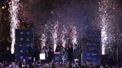 Sambut Natal 2024, Paris Gelar Upacara Penyalaan Lampu di Champs-Elysees