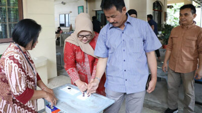 Rudi dan Istri Gunakan Hak Pilih di TPS 017 Rosedale