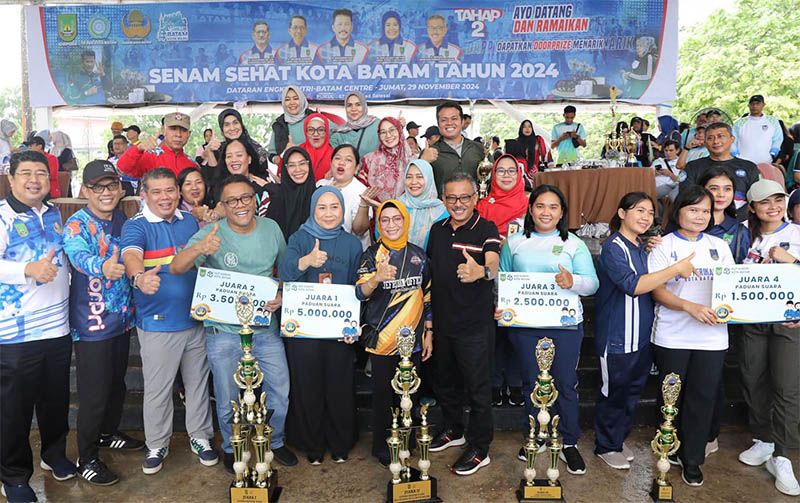 Jefridin Serahkan Hadiah Pemenang HUT ke-53 KORPRI