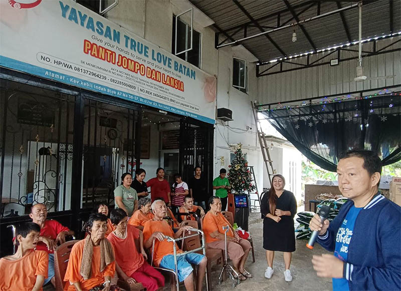 PLN Batam Rayakan Natal 2024 dengan Baksos Panti Jompo dan Panti ODGJ