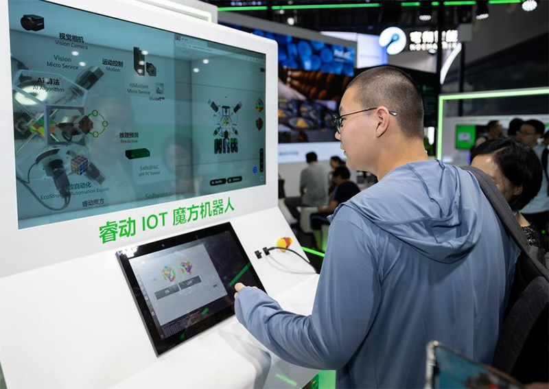 Pejabat Senior WEF Sebut China Beri Kontribusi Positif Tata Kelola AI Global