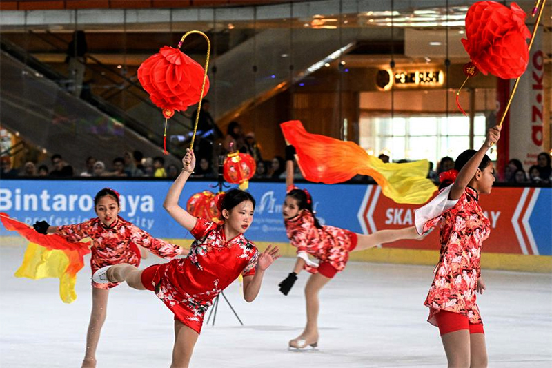 Pertunjukan Tari Barongsai di Atas Es Meriahkan Tahun Baru Imlek di Tangsel