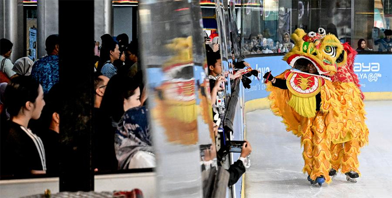 Pertunjukan Tari Barongsai di Atas Es Meriahkan Tahun Baru Imlek di Tangsel