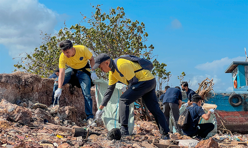 HARRIS Barelang Batam & YELLO Hotel Harbour Bay, Aksi Bersih-bersih HPSN 2025 di Pantai Tanjung