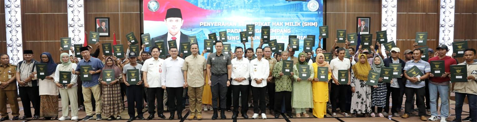 Menko Agus Harimurti Yudhono Serahkan SHM Warga Terdampak Pengembangan Kawasan Terpadu Rempang Eco-City