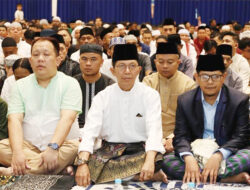 Diguyur Hujan, Walikota dan Ribuan Masyarakat Batam Pindah Salat Ied dari Engku Putri ke Masjid Agung Raja Hamidah