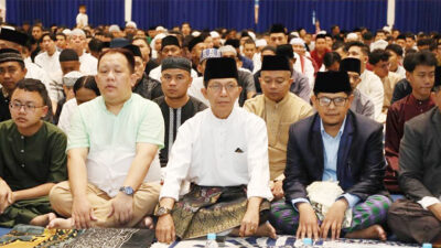 Diguyur Hujan, Walikota dan Ribuan Masyarakat Batam Pindah Salat Ied dari Engku Putri ke Masjid Agung Raja Hamidah