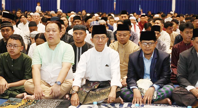 Diguyur Hujan, Walikota dan Ribuan Masyarakat Batam Pindah Salat Ied dari Engku Putri ke Masjid Agung Raja Hamidah