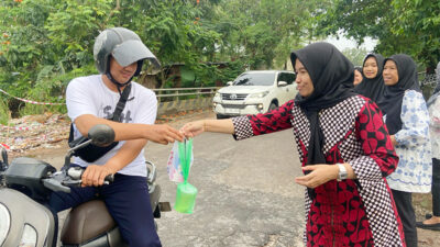 Tebar Kebaikan Ramadan, Lapas Perempuan Batam Berbagi Takjil untuk Masyarakat Sekitar