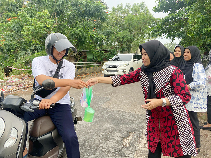 Tebar Kebaikan Ramadan, Lapas Perempuan Batam Berbagi Takjil untuk Masyarakat Sekitar