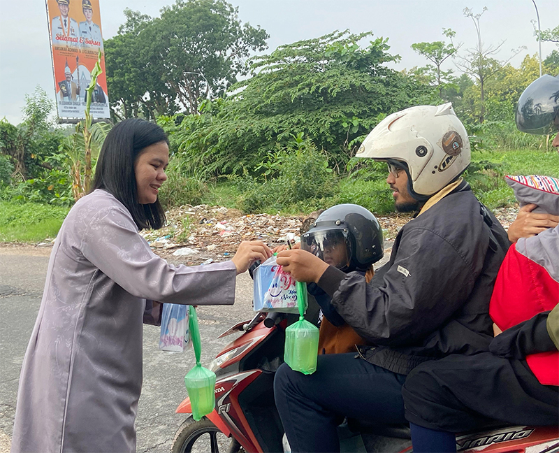 Tebar Kebaikan Ramadan, Lapas Perempuan Batam Berbagi Takjil untuk Masyarakat Sekitar
