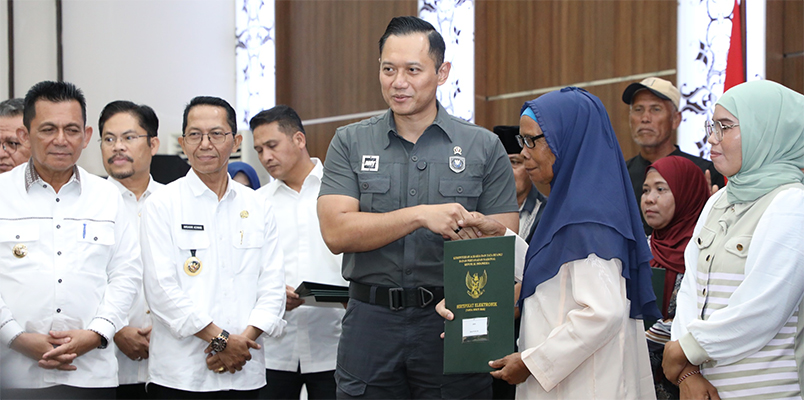 Menko Agus Harimurti Yudhono Serahkan SHM Warga Terdampak Pengembangan Kawasan Terpadu Rempang Eco-City