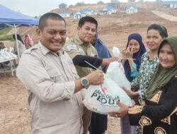 Rayakan HUT ke-8, SMSI Kepri dan PT MEG bagi Sembako ke Warga Rempang Eco-City