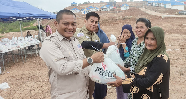 Rayakan HUT ke-8, SMSI Kepri dan PT MEG bagi Sembako ke Warga Rempang Eco-City
