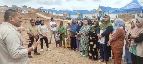 Rayakan HUT ke-8, SMSI Kepri dan PT MEG bagi Sembako ke Warga Rempang Eco-City