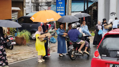Meski Hujan Lebat, Ribuan Takjil Ludes Dalam 15 Menit